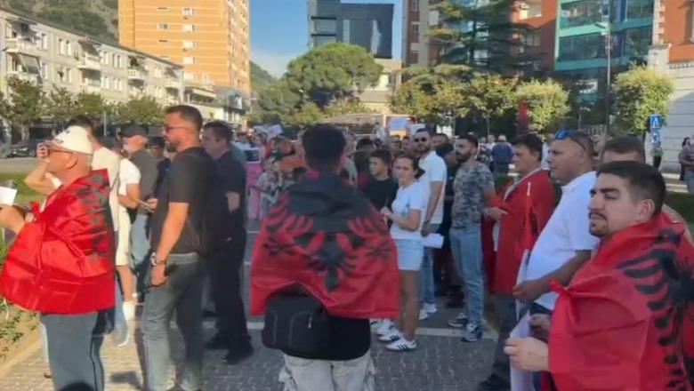 ‘Zvërneci’/ Me pankarta në duar dhe thirrje kundër qeverisë, dhjetëra qytetarë mblidhen në qendër të Lezhës për të protestuar