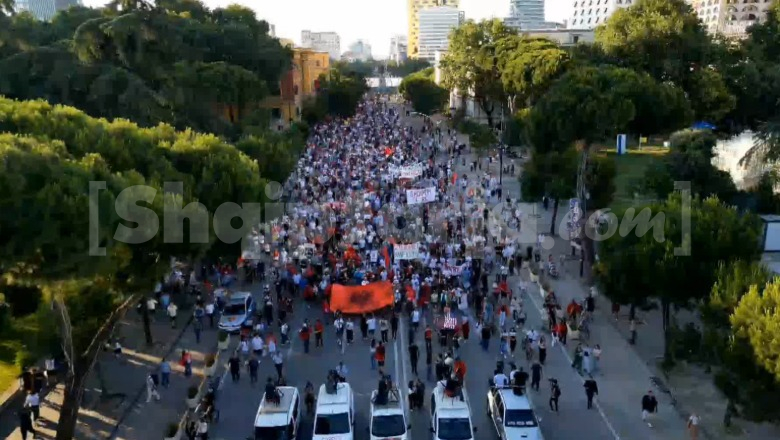 LIVE TV - Protesta për Zvërnecin, qytetarët thirrje për dorëheqjen e Ramës para kryeministrisë: Qeveri tranzitore!