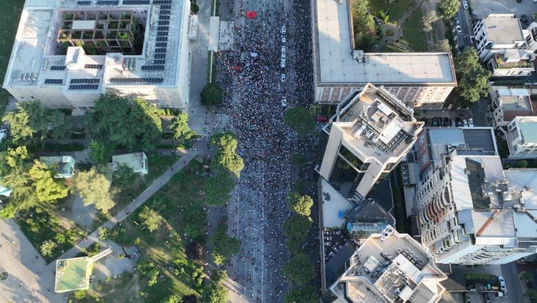 LIVE TV - Protesta për Zvërnecin, qytetarët thirrje për dorëheqjen e Ramës para kryeministrisë: Qeveri tranzitore!