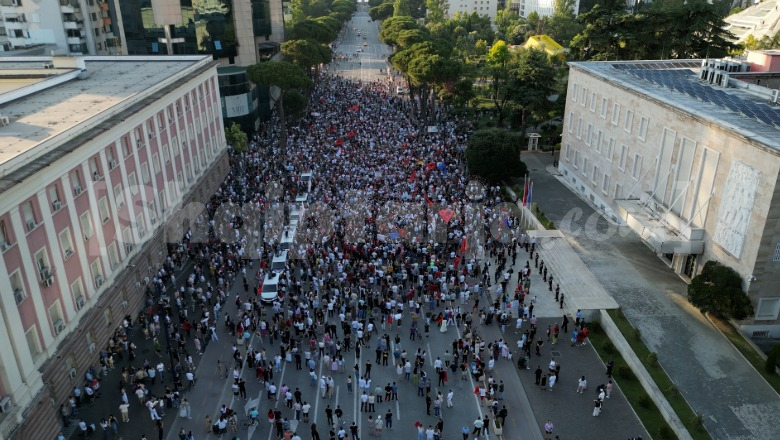 LIVE TV - Protesta për Zvërnecin, qytetarët thirrje për dorëheqjen e Ramës para kryeministrisë: Qeveri tranzitore!