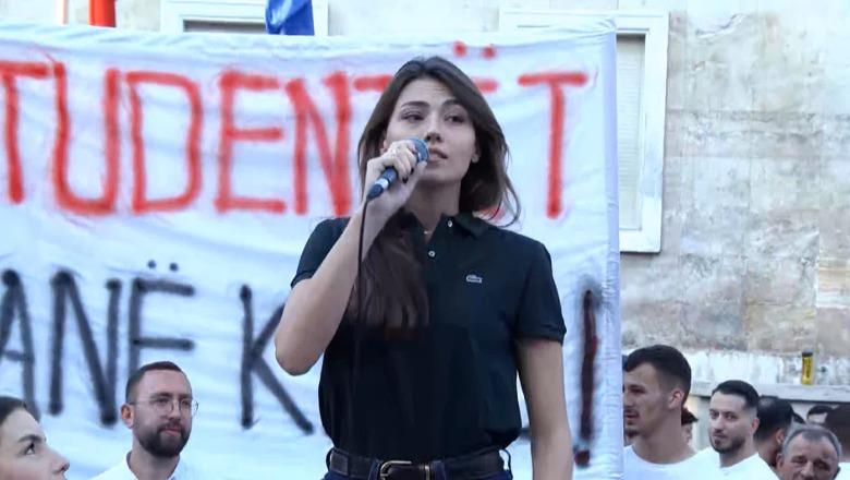 ‘Moment historik’, protestuesja: Për herë të parë në 35 vite shqiptarët bëhen bashkë, shenjojmë fundin e tranzicionit të tejzgjatur
