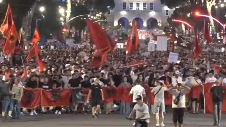 Përfundojnë fjalimet e protestës, nis marshimi i qytetarëve