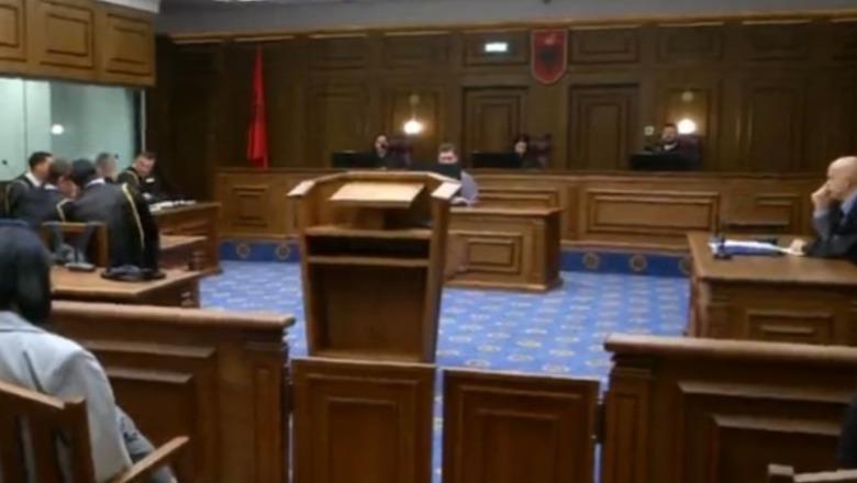 GJKKO urdhëron: Veliajt t’i jepen 24 fashikujt që i mungojnë! Kryebashkiaku nuk shkon në gjyq: Kafazi antikushtetues! Mungojnë 4 avokatë, shtyhet seanca