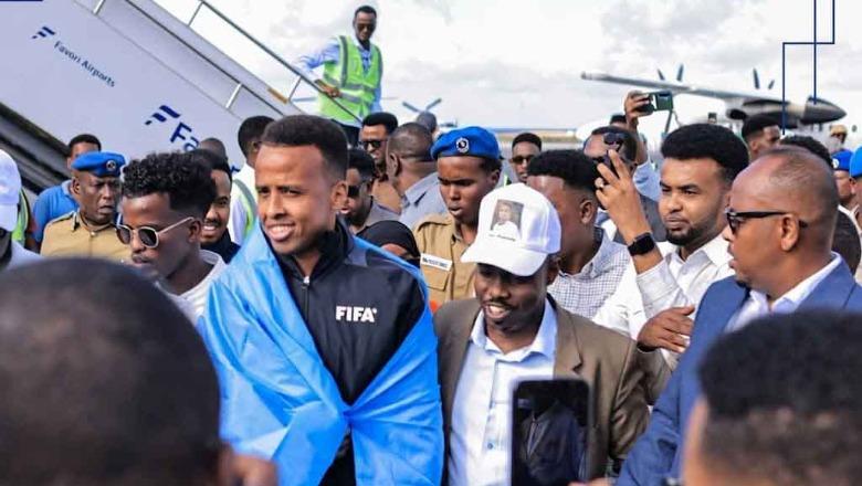 E pyetën për 9 orë dhe s’e lejuan të futej në Amerikë, arbitri i FIFA-s kthehet në Somali! Pritet nga qindra mbështetës