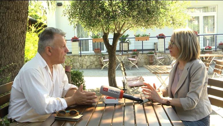 Tiranë-Athinë, prof. Christopoulos: Një histori keqkuptimesh! Studiuesi grek: Emigrantët shqiptarë u pritën me racizëm! Çështjet pezull, Christopoulos: Të zgjidhen në një paketë!