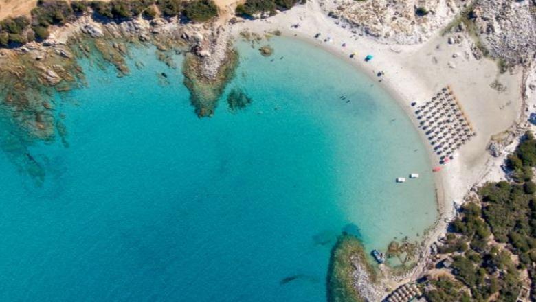 Plazhi në Sardenja të Italisë ndalon çadrat për pushuesit 10-65 vjeç, shpërthejnë reagimet