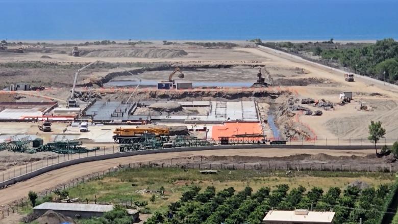 Muri i lartë me gjemba që ka ngritur Bashkim Ulaj në Rrjoll, Prek Molla: Të shtunën protestë, do shembin gardhin si në Zvërnec