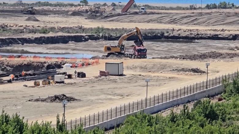 VIDEO/ Resorti luksoz i Bashkim Ulajt, kantieri i ndërtimit në Rrjoll rrethohet me mure të larta e tela me gjemba! Banori Molla: Do ta shembim si në Zvërnec, të shtunën protestë