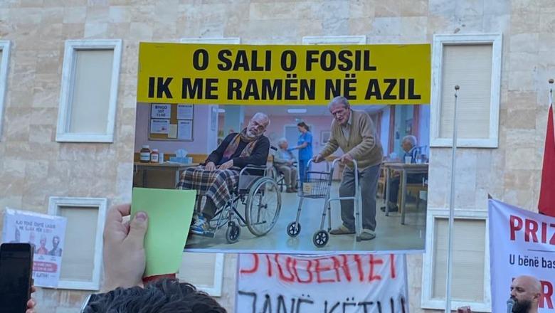 ‘O Sali o fosil ik me Ramën në azil’, pankartat ‘hit’ në protestën në Tiranë! Qytetarët shfrenojnë imagjinatën