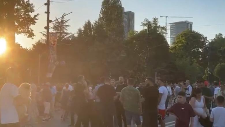 Ish-deputeti i PD Ervin Salianji i bashkohet protestës në Tiranë
