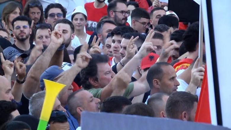 LIVE TV- ‘Zvërneci’, protestë para Kryeministrisë! Sali Lushaj dhe i biri Stresi në mes të turmës, nervozohen për thirrjet 'Berisha n'Burg'! Qytetarët: Ikni