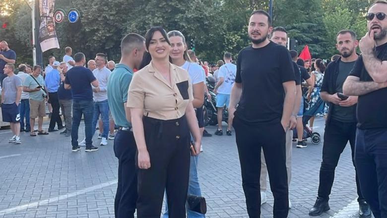 Ish-deputeti i PD Ervin Salianji i bashkohet protestës në Tiranë, e shoqëron Alesia Balliu