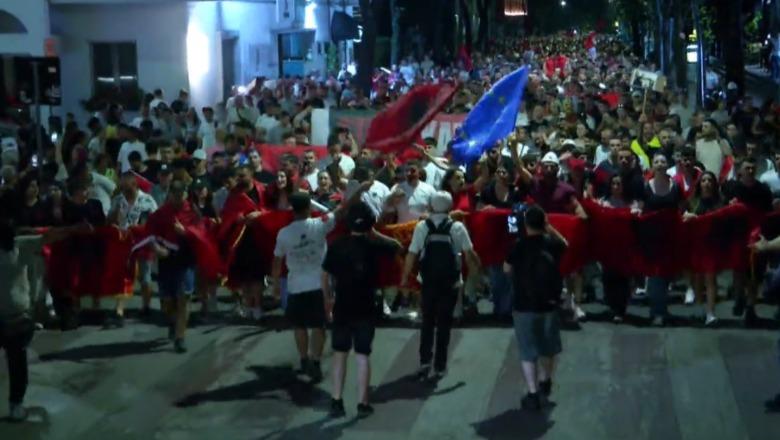 Protesta/ Qytetarët nisin marshimin nëpër rrugët e Tiranës