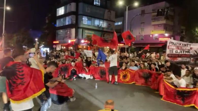 Vijon marshimi në rrugët e Tiranës, protestuesit ulen te kryqëzimi i 21-Dhjetorit