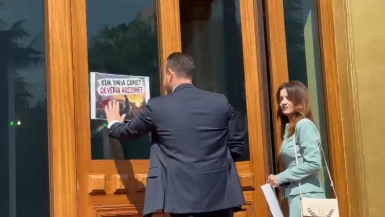 ‘Kur rinia çohet, qeveria rrëzohet’, deputetët e PD shkojnë në Kuvend me pankarta