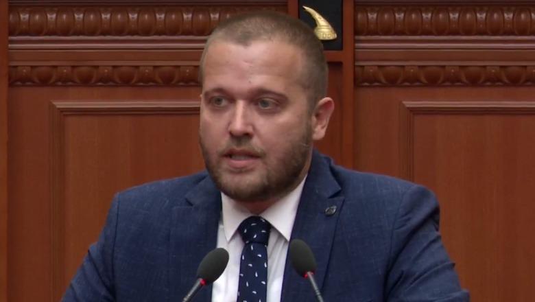 Demokratët me pankarta pro protestës në Kuvend, Bido: Sot u kujtua PD, ku ishit me 30 maj që nuk folët?