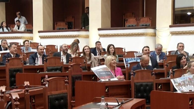 ‘Rama jepe dorëheqjen’, opozita këndon në Kuvend, Manja i dirigjon: 1, 2, 3 ngrijeni zërin!