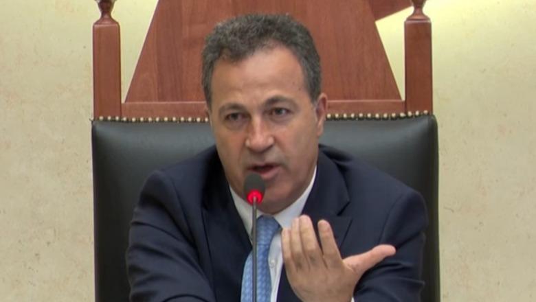 Opozita s’pushon së kënduari, Peleshi ‘propozon’: Gjysmë ore kohë të këndoni të gjitha këngët e protestës ose vijojmë seancën