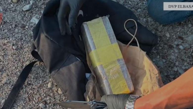 Heroina ishte fshehur në gomën e pasme të furgonit, kapen në Elbasan dy trafikantët që e sollën nga Maqedonia e Veriut