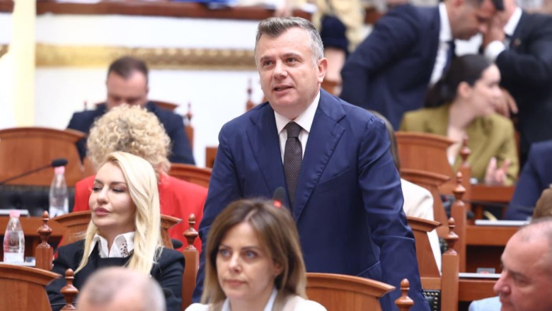 Balla për Redi Muçin: Paraqitet si komunist, ndonëse ka përfituar nga kapitalizmi. Ka lidhje me ndërtuesit