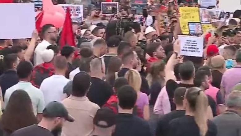 'Zvërneci', qytetarët e hapin protestën para kryeministrisë duke kënduar himnin kombëtar
