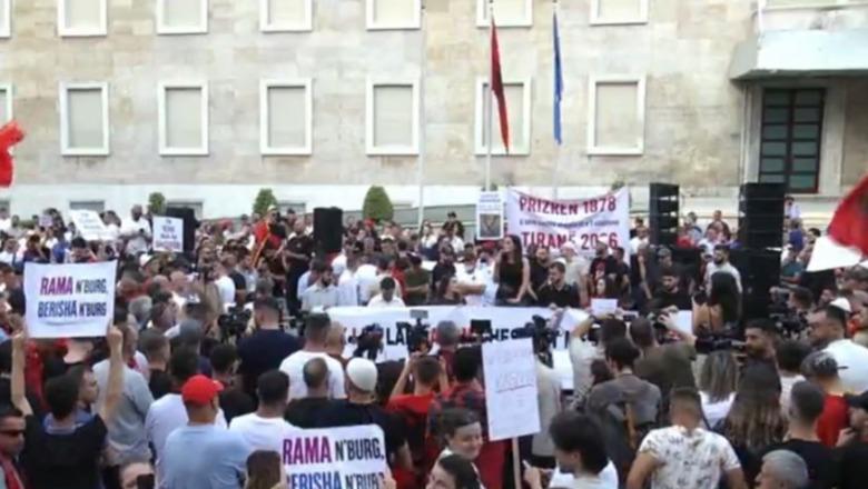 Qytetarja nga protesta para Kryeministrisë: Në Shqipëri s’ka shërbim mjekësor, punëtorët bien nga skelat dhe vdesin! Rama do mbaj në 12 qershor antimiting me njerëz jo të lirë