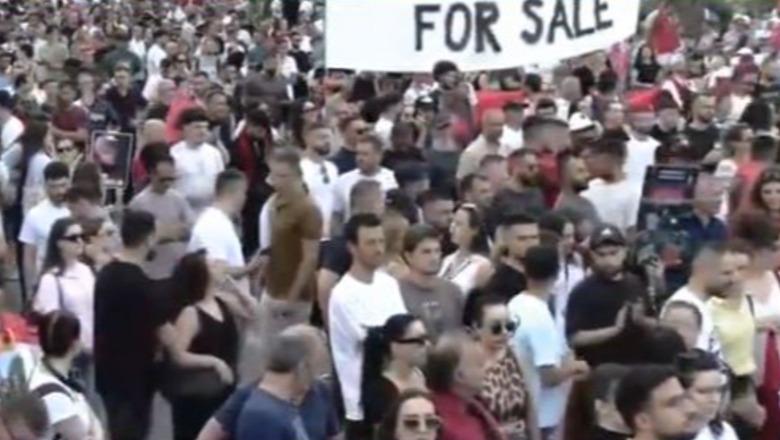 Protestuesja para Kryeministrisë thirrje Ramës: Zhduku bashkë me spiunat dhe komunistët e tu! S’ka burrë nëne me na tërheq