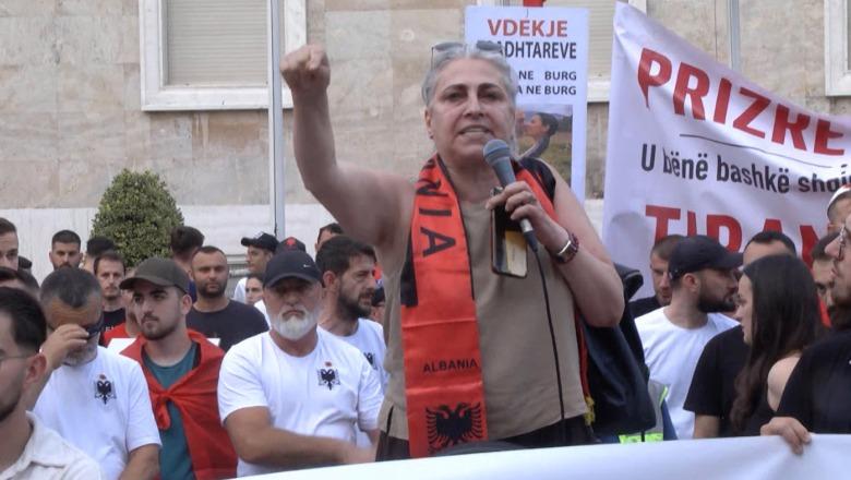 Protestuesja para Kryeministrisë thirrje Ramës: Zhduku bashkë me spiunat dhe komunistët e tu! S’ka burrë nëne me na tërheq