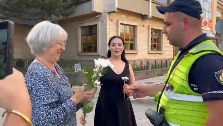 Qytetarët protestojnë sot edhe në Korçë, turistja nga Gjermania surprizon policët dhe gratë me lule: Shqipëria nuk është në shitje!