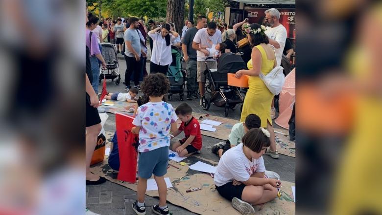 Edhe në ditën e 12-të të protestës, fëmijët vizatojnë dhe ngjyrosin në 'këndin' e dedikuar