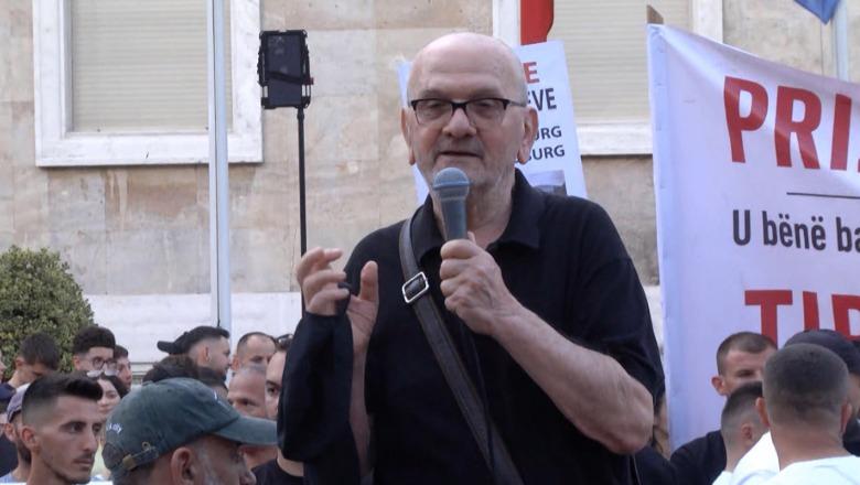 ‘Zvërneci’/ Aktori Mehdi Malkaj nga protesta: Himni Kombëtar i Shqipërisë është përdhunuar! Fëmijët në shkolla nuk i mësojnë për atdhedashurinë