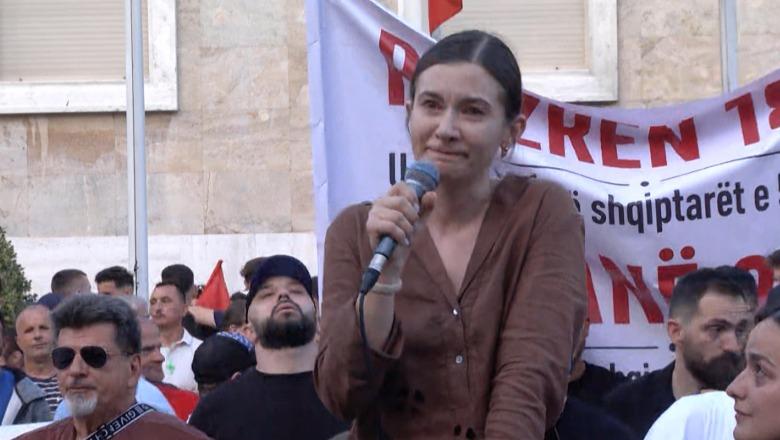 Qytetarja rrëfen historinë e trishtë nga protesta: Babai im i ka humbur të dyja këmbët, ka kryer 26 operacione! Asnjë mbështetje nga shteti, të gjitha paratë po i lemë spitaleve
