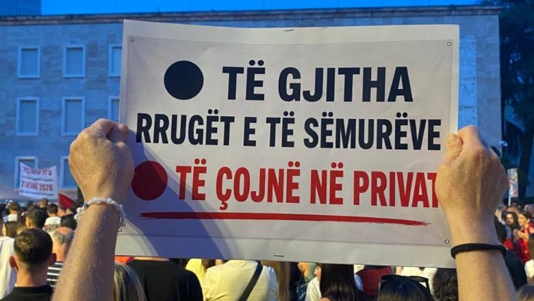 'Botërori nuk e ul numrin e protestuesve, ne jemi me Italinë', FOTO e pankartave më kreative në tubimin e 12-të për Zvërnecin