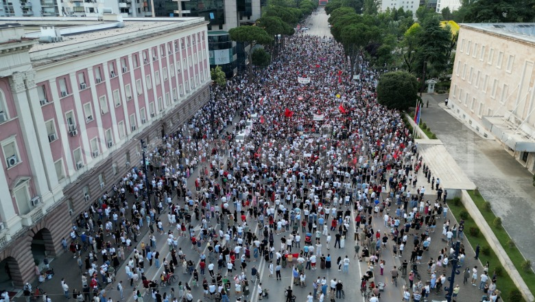 Protesta e 12-të në Tiranë kundër ndërtimit të resortit në Zvërnec, qytetarët: Politikanët aktualë i ka kapur frika! Rama të marrë Berishën dhe largohen