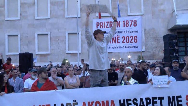 ‘Ne nuk jemi të frikësuar’- Turisti amerikan i bashkohet protestës para Kryeministrisë