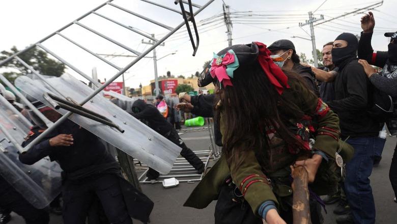 VIDEO/ Molotovë, gardhe dhe tulla të hedhura ndaj policisë meksikane gjatë trazirave para ndeshjes hapëse të Kupës së Botës në 'Azteca'! Dhjetëra të arrestuar