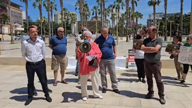 'Anuloni projektin TID', banorët protestë para Bashkisë së Durrësit: Po na vidhni pronat
