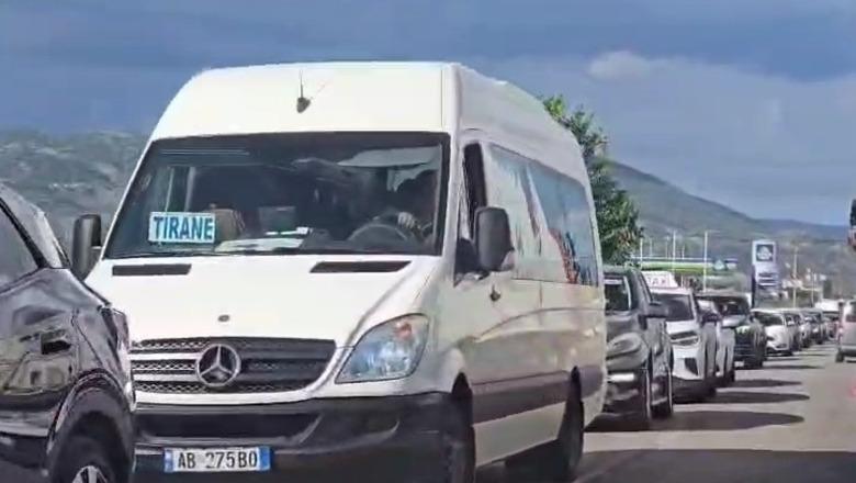 ‘Paralizohet’ Elbasani, vargje kilometrike automjetesh në akset drejt rrethrrotullimit të Bradasheshit