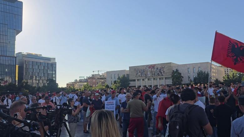 ‘Zvërneci'/ Mbahet në Tiranë protesta e 13-të kundër resortit luksoz, kërkohet edhe largimi i Ramës e Berishës