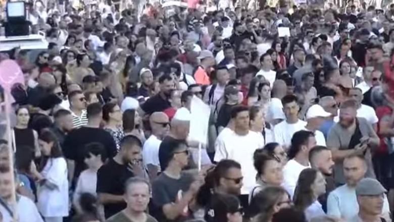27-vjetori i Çlirimit të Kosovës, protestuesit 1 minutë heshtje për të rënët e luftës