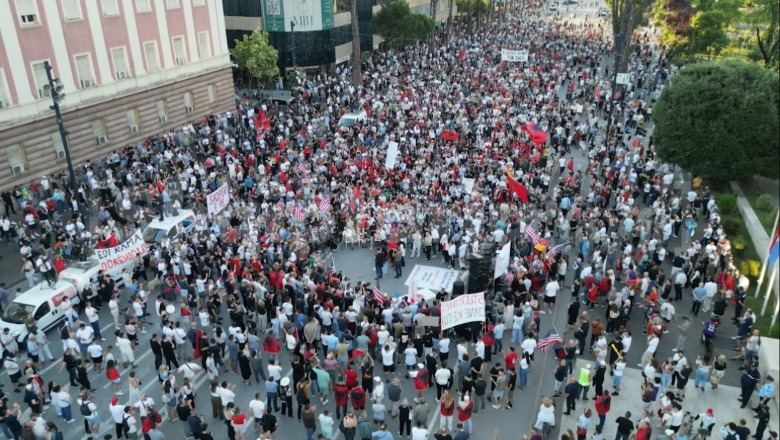 ‘Zvërneci'/ Mbahet në Tiranë protesta e 13-të kundër resortit luksoz, kërkohet edhe largimi i Ramës e Berishës