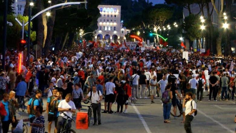 Protestuesit mbyllin fjalimet para kryeministrisë, nisin marshimin