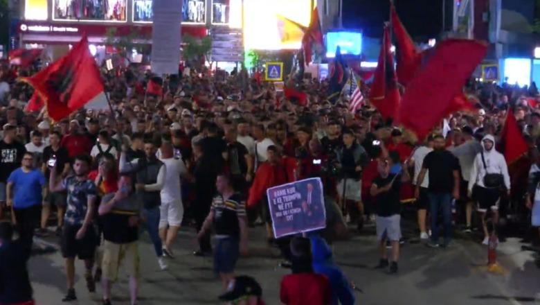 Protestuesit marshojnë në rrugët e Tiranës, mbushin kryqëzimin e sheshit 'Willson'
