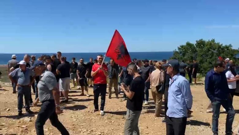 Sot protestë kundër ndërtimit të resortit luksoz në Rrjoll, Bashkim Ulaj rrethoi kantierin e ndërtimit me mure të larta