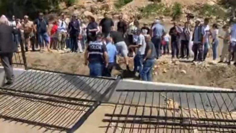 Protestë kundër ndërtimit të resortit luksoz në Rrjoll, banorët heqin gardhin dhe telat me gjemba