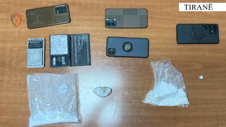 Shisnin kokainë në Tiranë, 4 të arrestuar! Sekuestrohen mbi 400 gramë kokainë, 2 peshore, para dhe 4 celularë