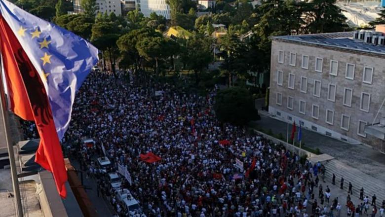 Euronews: Protestat në Shqipëri përshkallëzohen në një përplasje diplomatike me Iranin