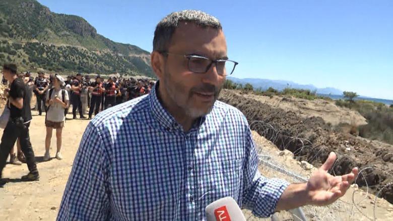 Arlind Qori në protestën e Rrjollit: Rrethimi i kantierit me tela me gjemba i paligjshëm, bllokon kalimin e qytetarëve në det