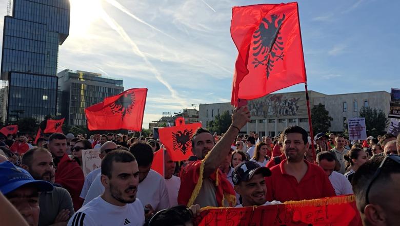 ‘Zvërneci’, sot dita 14-të e protestës! Protestuesit kërkojnë dorëheqjen e Ramës dhe Berishës