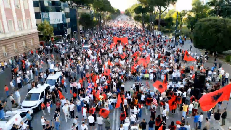 LIVE TV-‘Zvërneci’, Protestuesit nisin protestën para Kryeministrisë! Kërkojnë dorëheqjen e Ramës dhe Berishës